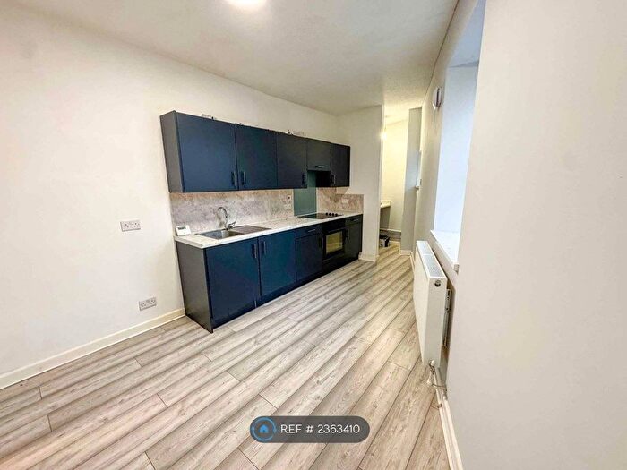 2 Bedroom Flat To Rent In Burnley Road East, Rossendale, BB4