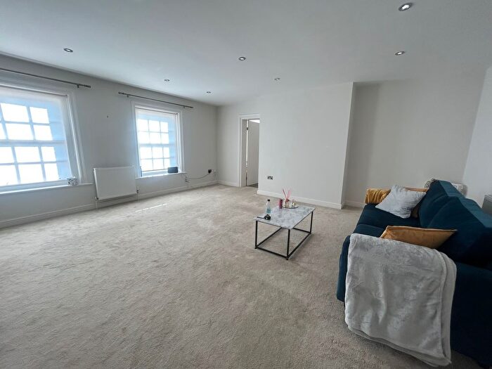 2 Bedroom Flat To Rent In South Parade, Bawtry, Doncaster, DN10