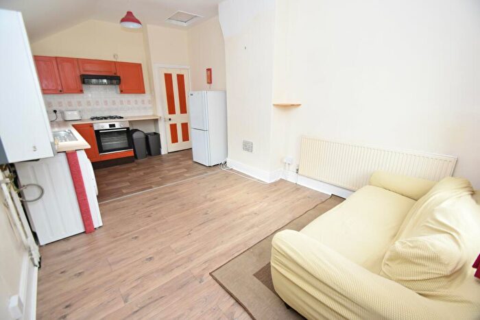 2 Bedroom Flat To Rent In Amesbury Road, Roath, Cardiff, CF23