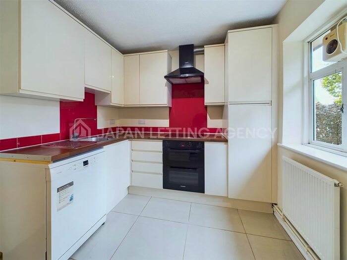 3 Bedroom Flat To Rent In Hart Grove, London, W5