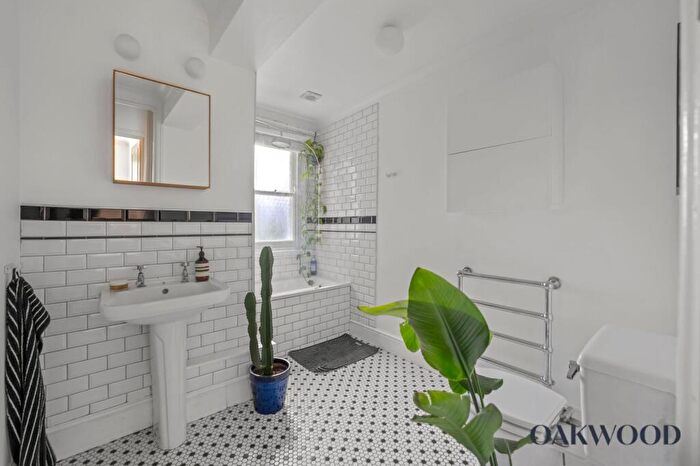 1 Bedroom Flat For Sale In Cazenove Road, London, N16