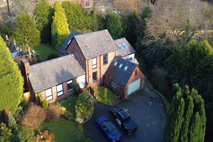5 Bedroom Detached House To Rent In North Road, Glossop, SK13
