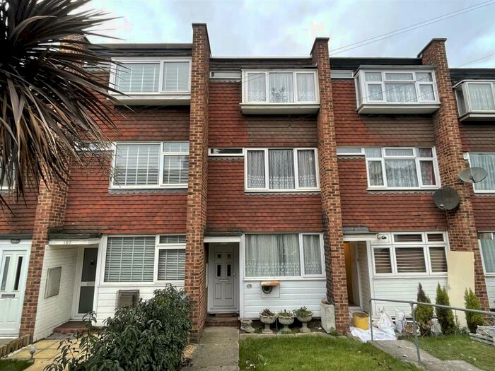 3 Bedroom Town House To Rent In Wrotham Road, Gravesend, DA11