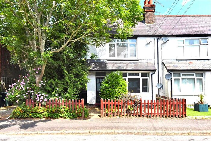 1 Bedroom Flat For Sale In Lyme Regis Road, Banstead, Surrey, SM7