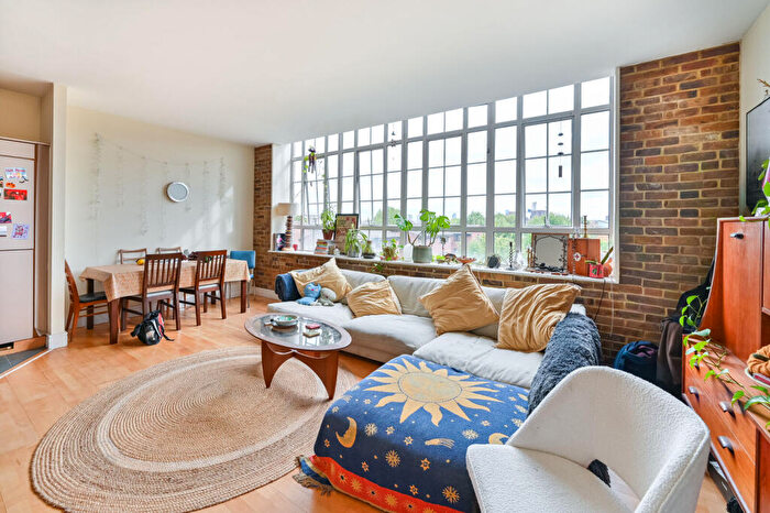2 Bedroom Flat To Rent In Peckham Grove, Peckham, London, SE15
