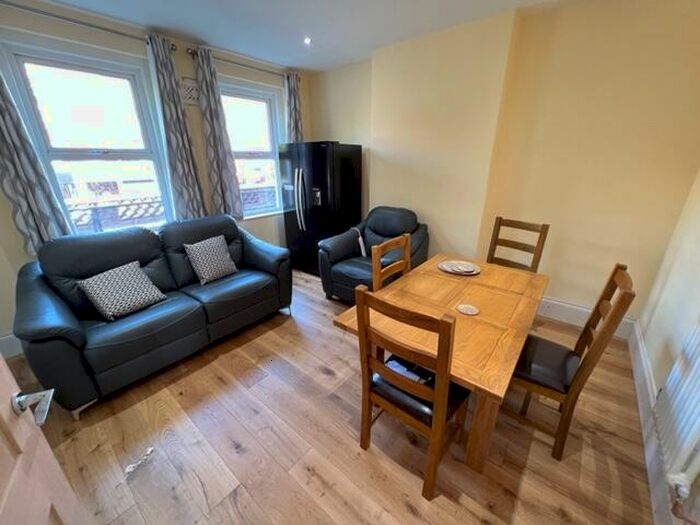 4 Bedroom Flat To Rent In Holloway Road, London, N7