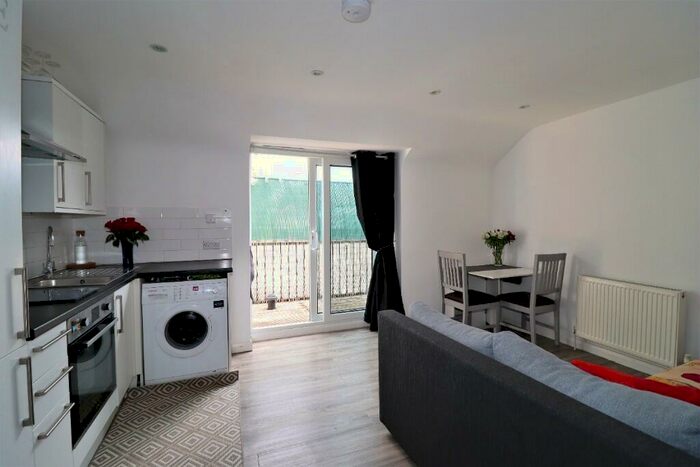 2 Bedroom Flat To Rent In Molesey Road, Walton-On-Thames, Surrey, KT12