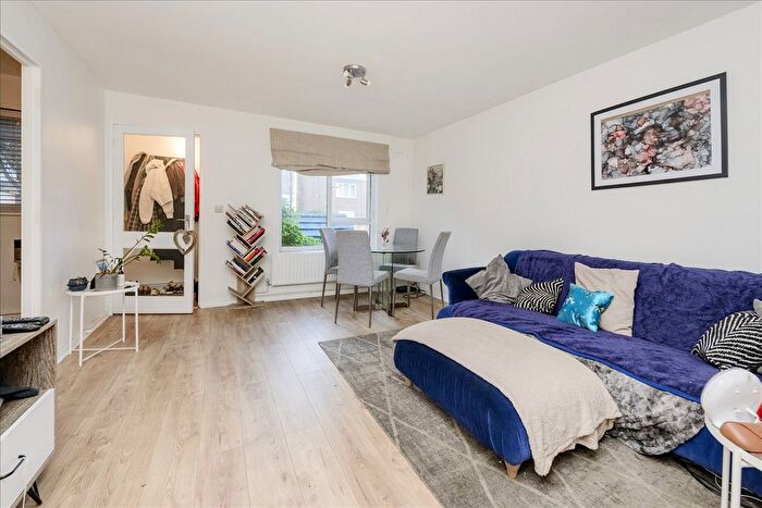 2 Bedroom Flat For Sale In Scotts Road, Shepherd's Bush, W12