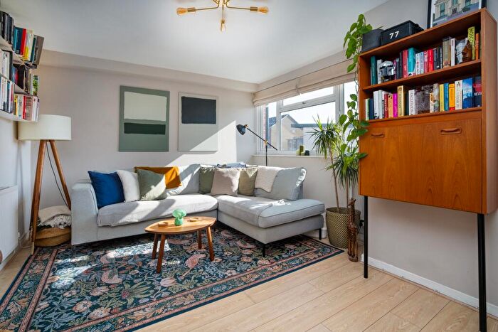 2 Bedroom Maisonette For Sale In Fields Estate, London, E8