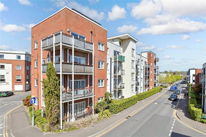 2 Bedroom Flat For Sale In Canalside, Redhill, Surrey, RH1