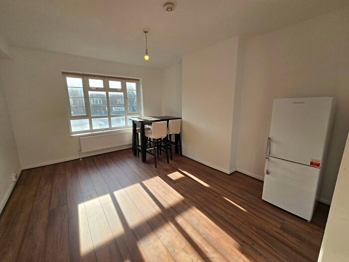 2 Bedroom Flat To Rent In Avington Court, Old Kent Road, Bermondsey, London, SE1
