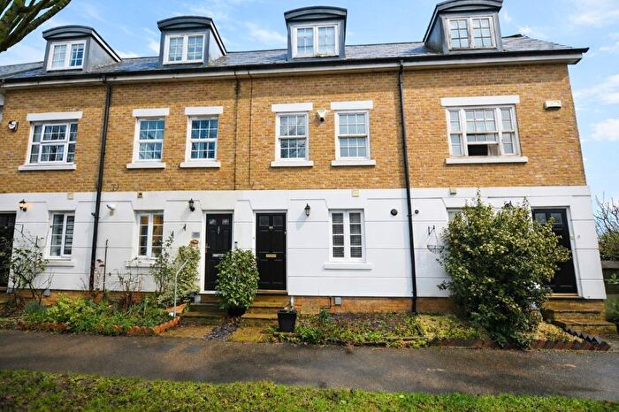 4 Bedroom Town House For Sale In Fennel Close, Maidstone, ME16