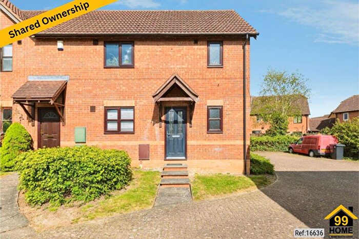 1 Bedroom Maisonette For Sale In Fortuna Court, Milton Keynes, Buckinghamshire, MK7