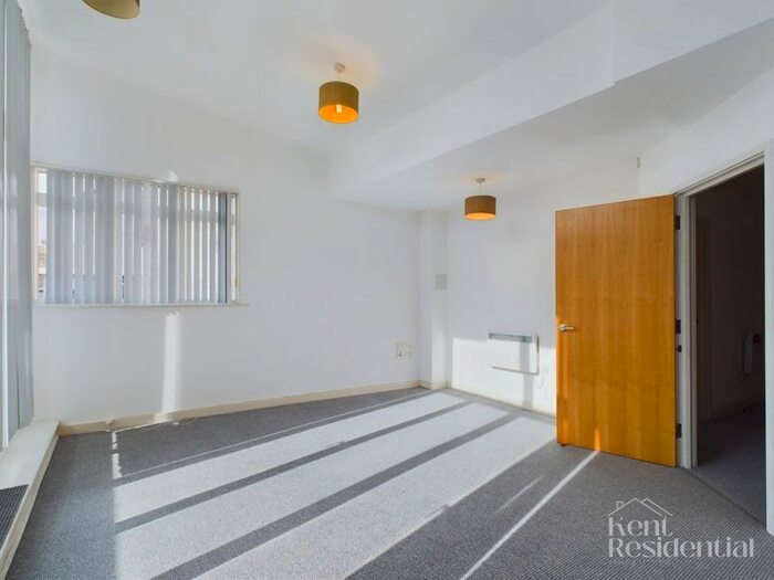 2 Bedroom Flat To Rent In Kingfisher Meadow, Maidstone, ME16