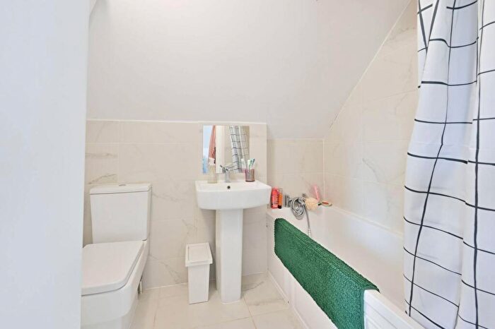 Studio To Rent In North End Road, Golders Green, London, NW11