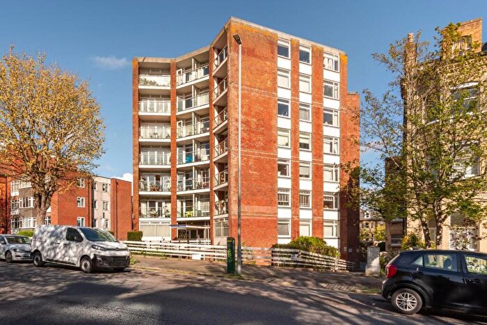 2 Bedroom Flat For Sale In The Drive, Hove, BN3