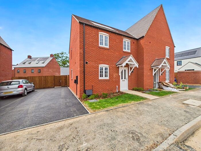 3 Bedroom Semi-Detached House To Rent In Colchester Crescent, Towcester, NN12