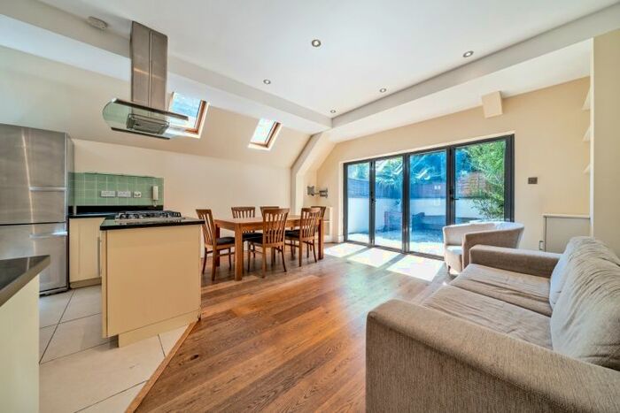 2 Bedroom Flat To Rent In Halford Road, London, SW6