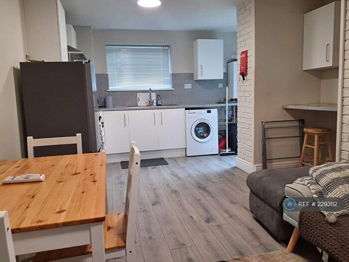 5 Bedroom Semi-Detached House To Rent In Piercys, Basildon, SS13