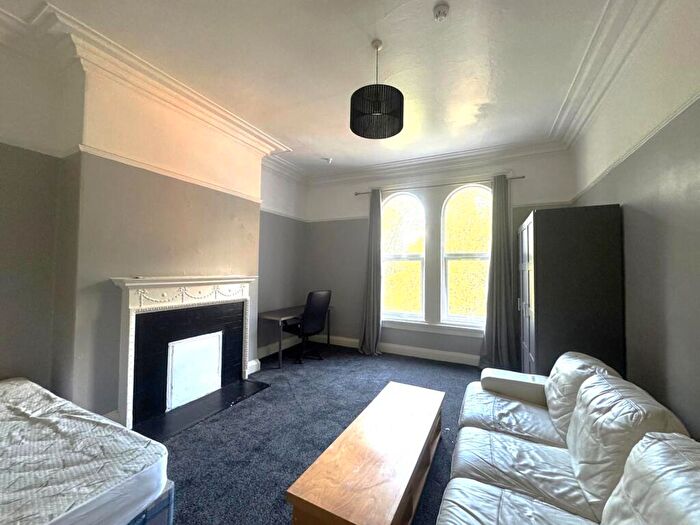 1 Bedroom Flat To Rent In Moorland Road, Hyde Park, Leeds, LS6