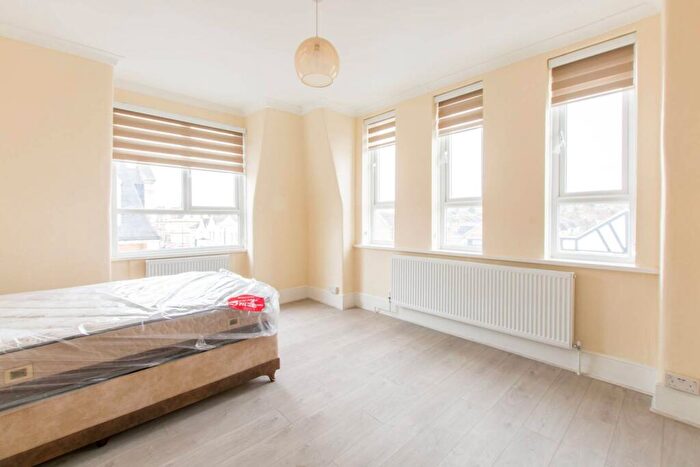 3 Bedroom Flat To Rent In Grand Parade, Harringay, London, N4