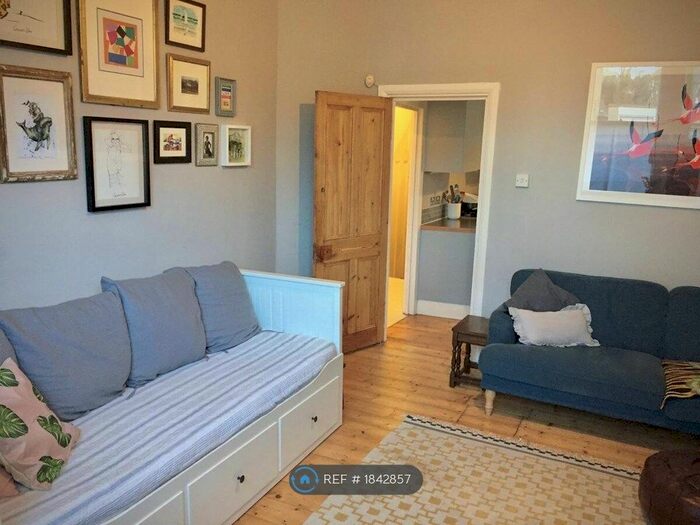 2 Bedroom Flat To Rent In Manor Park, London, SE13