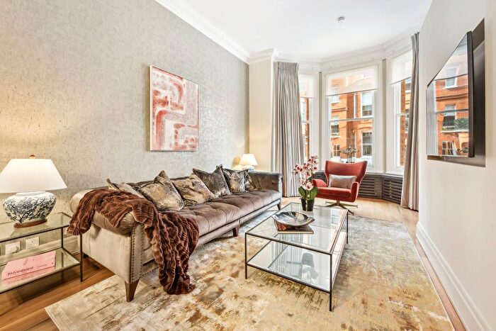 3 Bedroom Flat To Rent In Egerton Gardens, Knightsbridge, SW3