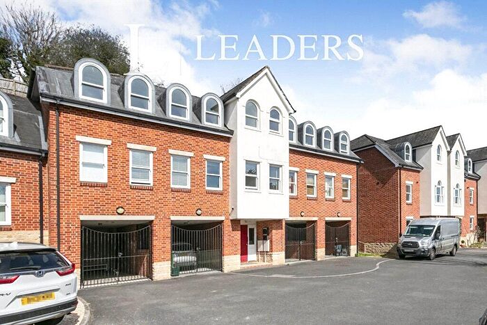 2 Bedroom Flat To Rent In Sandmartin Close, Buckingham, Buckinghamshire, MK18