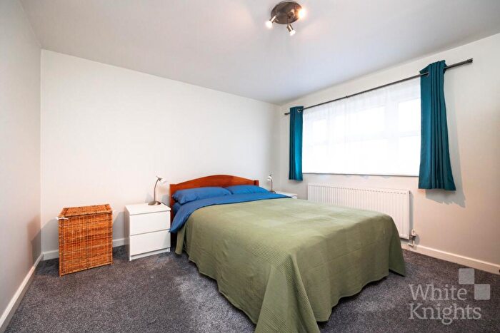 3 Bedroom Detached House For Sale In Kingsford Close, Woodley, Reading, Berkshire, RG5