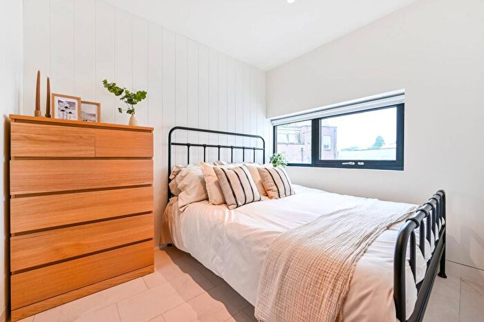 3 Bedroom Flat To Rent In Oval Road, Camden, London, NW1