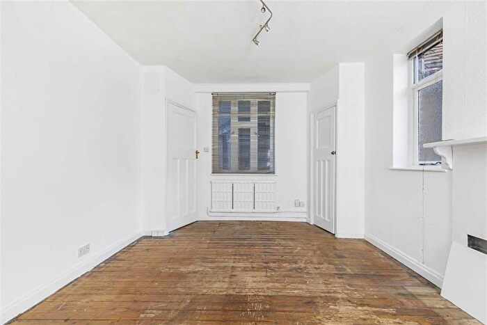 Studio To Rent In Tudor Close, London, SW2