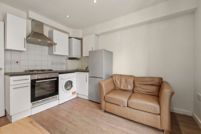 1 Bedroom Flat To Rent In Platinum Court, Cephas Avenue, Stepney Green, E1