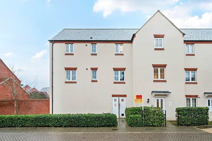 2 Bedroom Flat For Sale In Kingsmere, Bicester, Oxfordshire, OX26