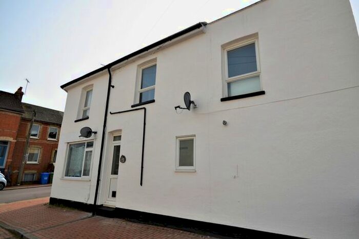2 Bedroom Flat To Rent In Lysons Road, Aldershot, Hampshire, GU11