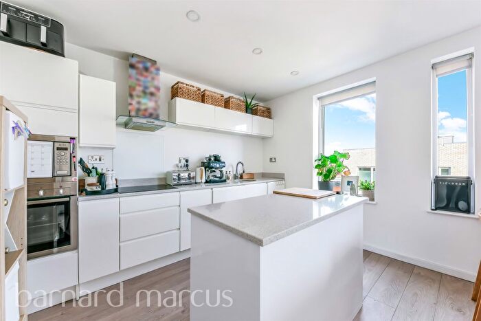 2 Bedroom Flat For Sale In Garratt Lane, London, SW18