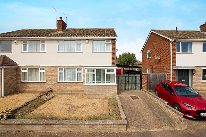 3 Bedroom Semi-Detached House For Sale In Kimble Drive | Bedford | Beds | | No Upper Chain, MK41