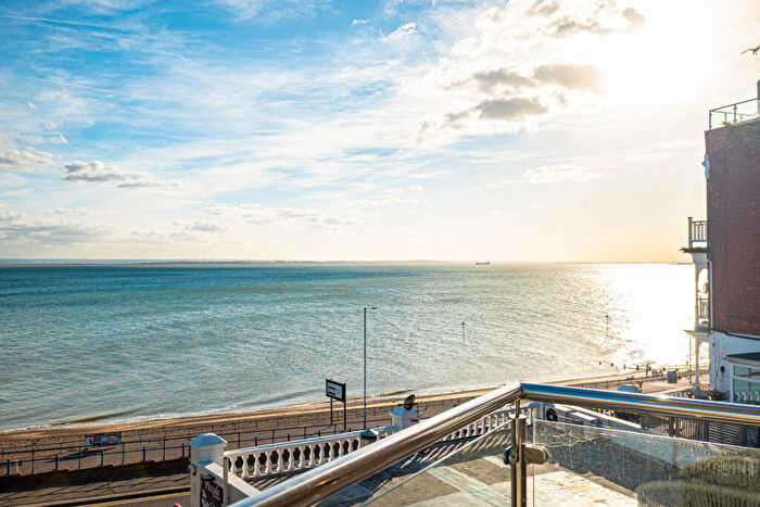 2 Bedroom Flat For Sale In Shorefield Road, Westcliff-on-sea, SS0