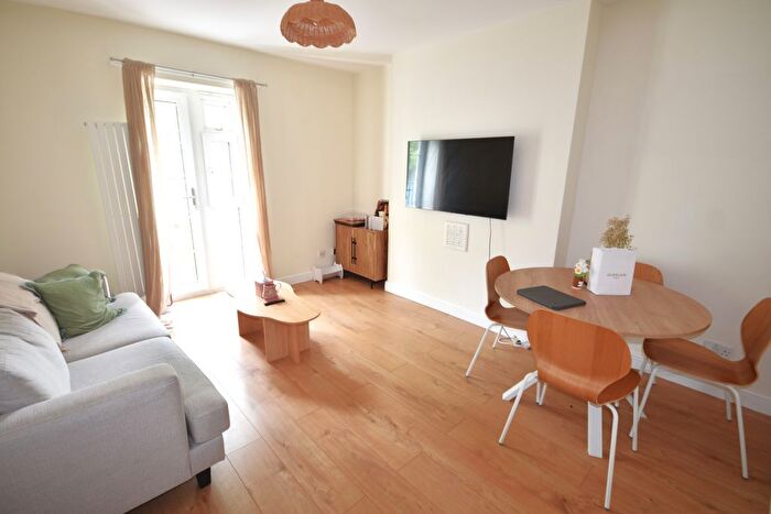 2 Bedroom Flat To Rent In Wolsey Street, Whitechapel, E1