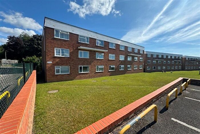 2 Bedroom Flat To Rent In Bracken Crescent, Bishopstoke, SO50