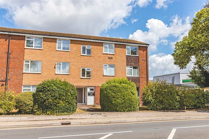 2 Bedroom Flat For Sale In Maidenhead Road, Windsor, SL4