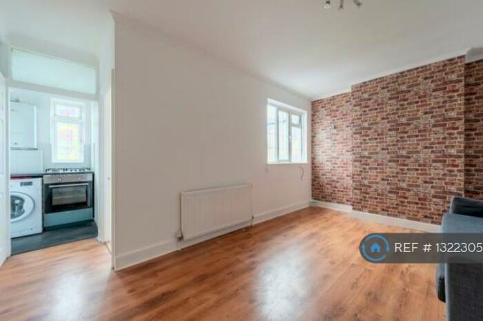 2 Bedroom Flat To Rent In Elder Gardens, London, SE27