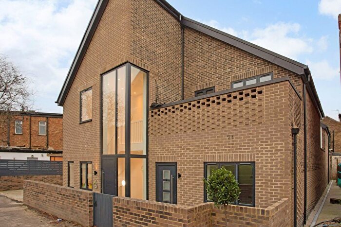 1 Bedroom Flat For Sale In Cranmer Avenue, Northfields, Ealing, W13