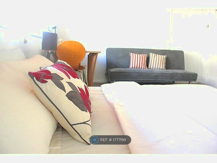 Studio To Rent In St Vincent House, London, SE1