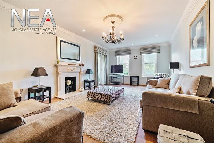 2 Bedroom Flat To Rent In Treetops, The Mount, Caversham, RG4