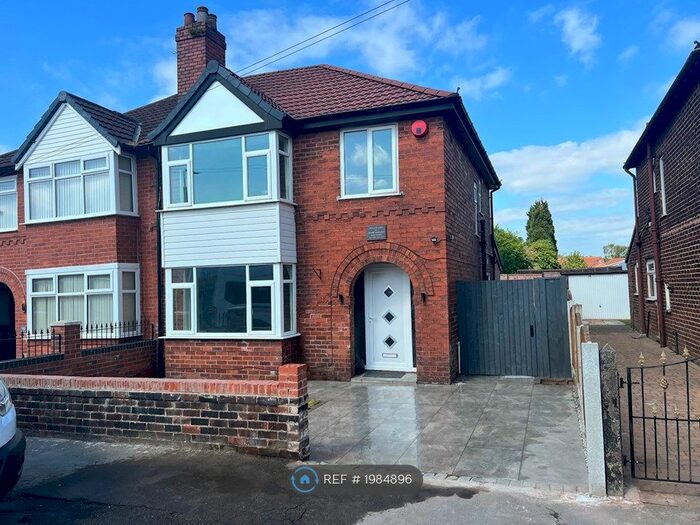4 Bedroom Semi-Detached House To Rent In Dunkirk St. Droylsden, Manchester, M43