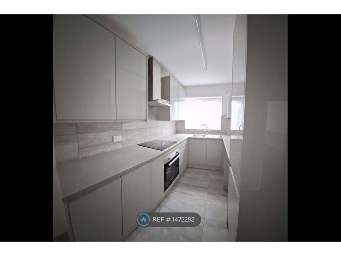 2 Bedroom Flat To Rent In Hanworth Road, Hounslow, TW4