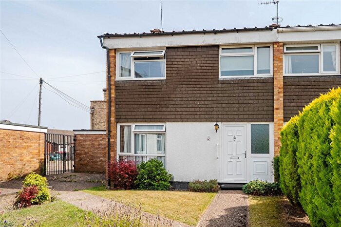 3 Bedroom End Of Terrace House For Sale In Chiltern Road, Dunstable, LU6