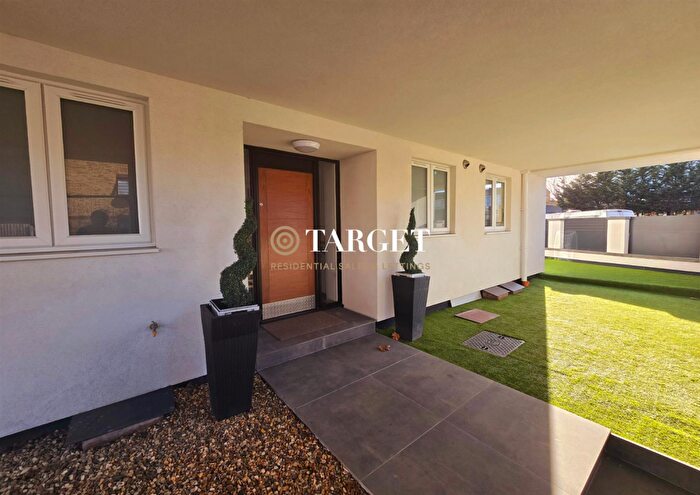 3 Bedroom Flat To Rent In Hertford Road, Enfield, EN3