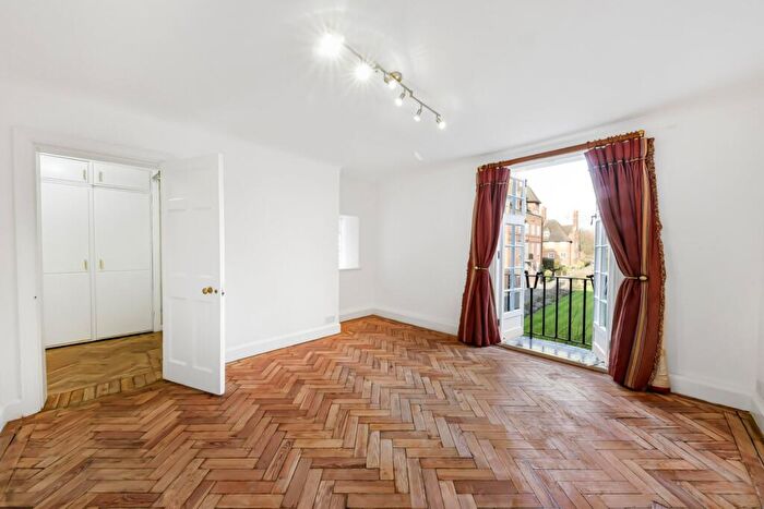 2 Bedroom Flat To Rent In Heathcroft, Hampstead Way, NW11