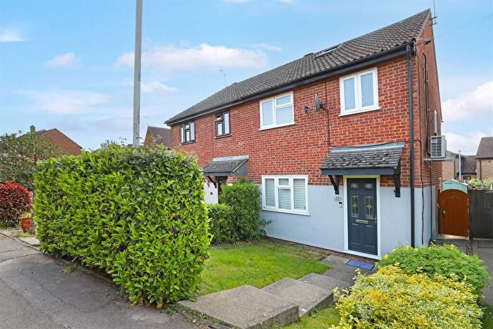 4 Bedroom Semi-detached House For Sale In Carlyle Gardens, Billericay, CM12